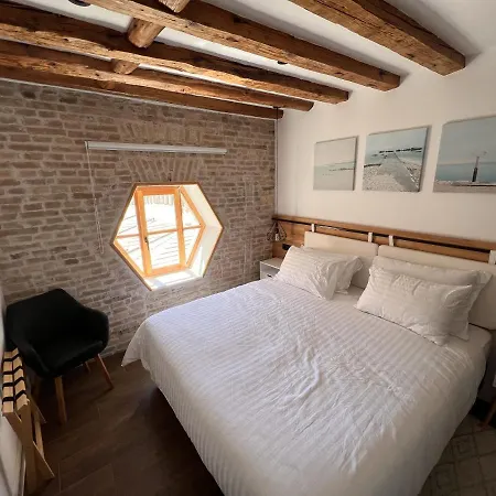 On The Square شقة سبليت