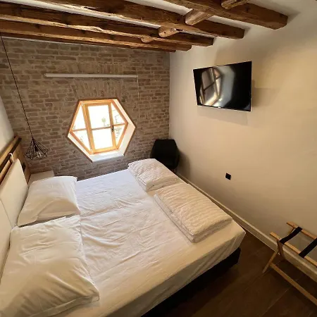 On The Square شقة سبليت