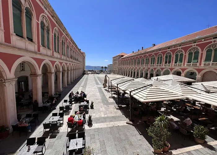 Apartment On The Square Split